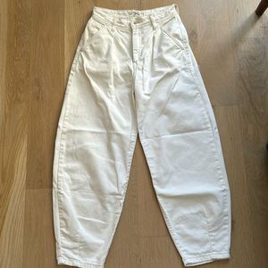 FREE PEOPLE Barreled Shaped Ivory Jeans. Tapered Ankle